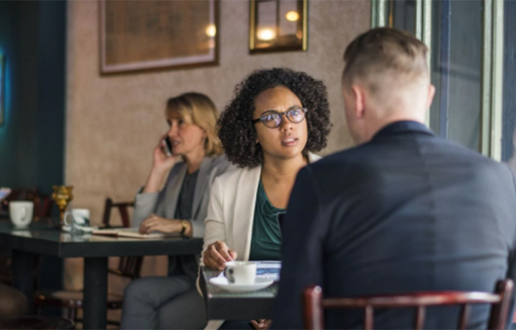 তর্কের সময় আপনাকে অবশ্যই এমন একজন হতে হবে যিনি আলোচনা নিয়ন্ত্রণ করতে পারেন। যে বিষয়ে তর্ক শুরু করেছেন প্রতিপক্ষকে সেই বিষয়ে অনুমানমূলক প্রশ্ন জিজ্ঞাসা করুন। ছবি: সংগৃহীত