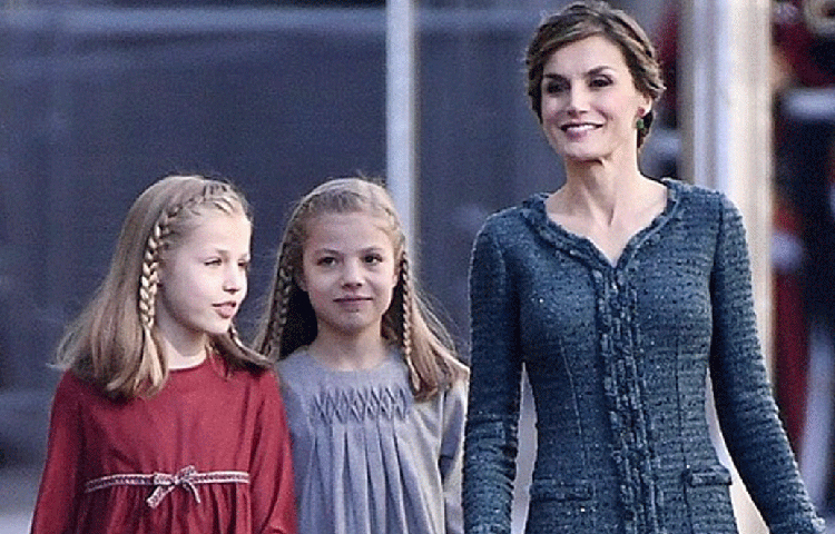 এরপর ২০০৮ সালে সোফিয়া নামে আরও এক কন্যা সন্তানের জন্ম দেন তারা। মায়ের মতো দুই সন্তানও মিডিয়ার অন্যতম আকর্ষণ হয়ে ওঠে।