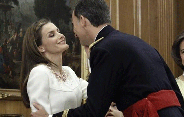 ২০০২ সালে এক বন্ধুর ব্যক্তিগত পার্টিতে যান লাতিজিয়া। সেই পার্টিতে আমন্ত্রিত ছিলেন স্পেনের রাজকুমার ফিলিপও। সেখানেই দু’জনের পরিচয়।