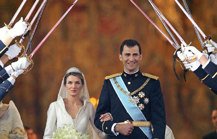 এর পর সাংবাদিকতা ছেড়ে পুরোপুরি রাজ পরিবারের কাজে মন দেন। এতদিন তিনি খবরের পিছনে দৌড়াতেন। এবার তার পিছনে দৌড়াতে শুরু করল ক্যামেরা। তিনি যেখানেই যেতেন, সাংবাদিকরাও সেখানে গিয়ে ভিড় করতে শুরু করলেন।