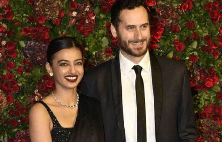 আর রিসেপশনের দিন মাত্র ১০ হাজার টাকার একটি পোশাক পরেছিলেন। কারণ, রাধিকা অহেতুক পোশাকের পিছনে অনেকটা টাকা খরচ করেন না একেবারেই।