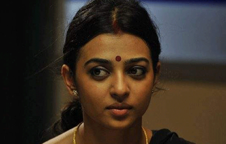 শুধু ছেঁড়া শাড়িই নয়, নিজের রিসেপশনের দিন আবার মাত্র ১০ হাজার টাকার পোশাক বানিয়েছিলেন। এখন বহু মধ্যবিত্ত পরিবারের কাছেও ১০ হাজার টাকায় বিয়ের শাড়ি খুব সাধারণ ব্যাপার হয়ে দাঁড়িয়েছে। সেখানে রাধিকা আপ্তের মতো এক তারকা এত কম খরচ করেছেন কেন?