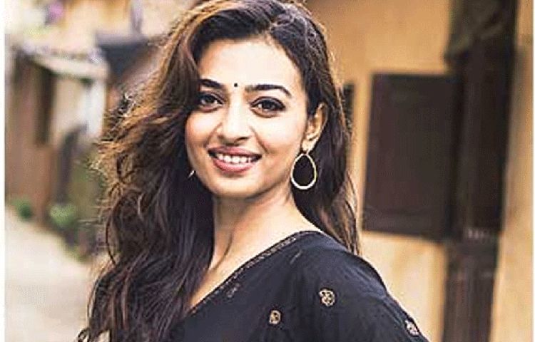 অবাক লাগছে নিশ্চয়! অবশ্য অবাক হওয়ারই বিষয়। আসলে রাধিকা অন্য সেলেবদের থেকে একটু আলাদা। খুব প্রভাবশালী পরিবারের মেয়ে এবং এত নামজাদা তারকা হয়েও তিনি অত্যন্ত সাধারণ জীবন কাটাতে ভালোবাসেন।