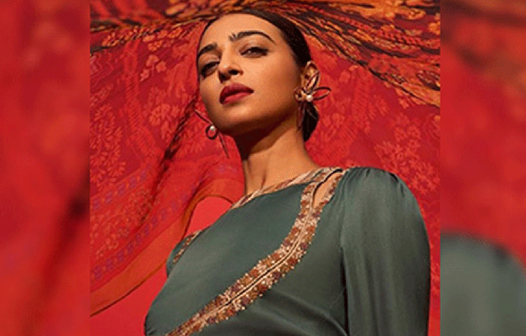 রাধিকার জন্ম তামিলনাড়ুর ভেলোরে। তার বাবা-মা দু’জনেই ভেলোরের ক্রিশ্চিয়ান মেডিক্যাল কলেজ এবং হাসপাতালের চিকিৎসক ছিলেন।