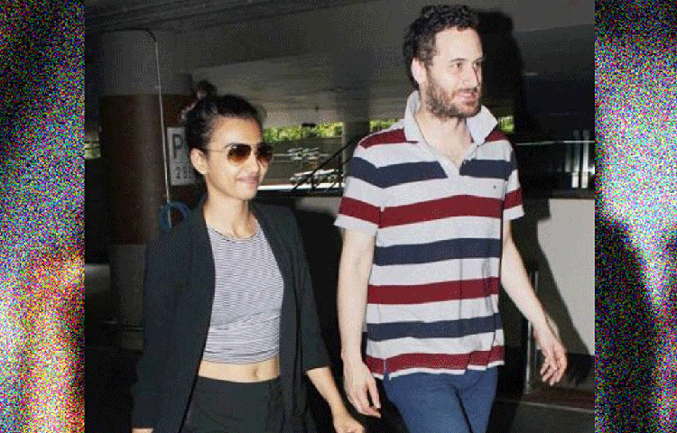 মুম্বাইয়ের গোরেগাঁওয়ে একটি থিয়েটার কোম্পানিতে মাত্র আট হাজার টাকা মাইনের বিনিময়ে কাজে যোগ দেন তিনি। গোরেগাঁওয়ের একটি পুরনো বাড়ির ছোট ঘরে পেয়িং গেস্ট থাকতেন। তার সঙ্গে রুম শেয়ার করতেন আরো অনেকেই।