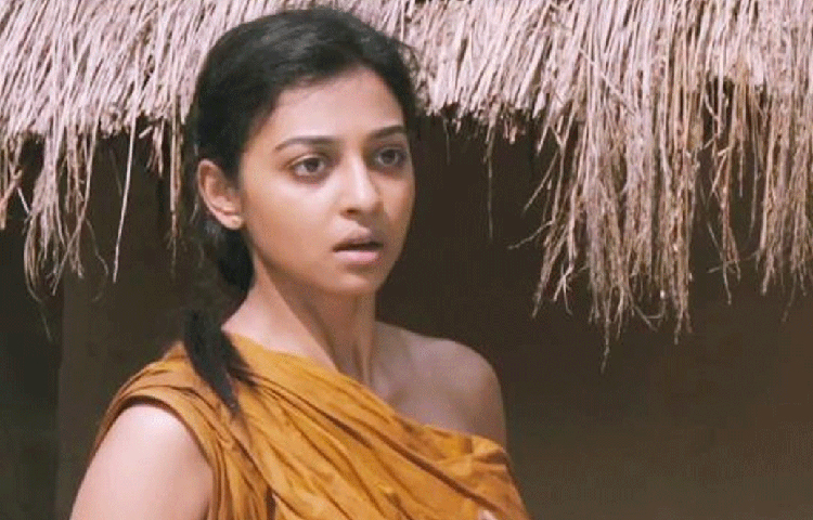 সেই বিয়ের দিন রাধিকা যে শাড়িটা পরেছিলেন সেটা আসলে ছিল তার ঠাকুমার বিয়ের শাড়ি। অনেক দিনের পুরনো হওয়ায় শাড়িটা অনেক জায়গায় ফুটো হয়ে গিয়েছিল।