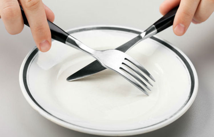 খাবার খাওয়া এড়িয়ে যাবেন না সারাদিনের কোনো একটা সময়ে খাবার না খাওয়া স্বাস্থ্যের পক্ষে ক্ষতিকারক, কারণ আপনি যখনই একটা সময়ের খাবার স্কিপ করে যাবেন তখনই আপনার শরীর উপবাসের মোডে চলে যাবে, যা আপনার বিপাককে ধীর করে দেয় এবং শরীরকে মেদ হ্রাস হওয়া থেকে বাধা দেয়। এছাড়াও, বিপরীত পার্শ্ব প্রতিক্রিয়া হতে পারে।