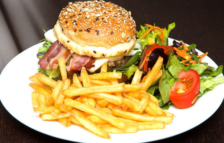 প্রক্রিয়াজাত খাবার এড়িয়ে চলুন প্রক্রিয়াজাত খাবার এবং খাবারে কৃত্রিম রঙ, এই জাতীয় খাদ্য গ্রহণ করা এড়িয়ে চলুন কারণ এই খাবারগুলো প্রয়োজনীয় ভিটামিন এবং খনিজ বিহীন। পরিবর্তে, দানাশস্য, ফলমূল এবং শাকসবজি, চর্বিহীন মাংস, বাদাম, ডিম, দই এবং পনির জাতীয় খাবারগুলোতে মনোনিবেশ করুন, কারণ এগুলো মাইক্রোনিউট্রিয়েন্ট এবং ম্যাক্রোনিউট্রিয়েন্ট সমৃদ্ধ।