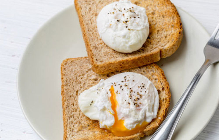 আপনার শিফটের আগে খাবার খান কাজে প্রবেশের আগে আপনার খাবার খেয়ে নিন। গবেষণায় দেখা গেছে যে, স্বাস্থ্যকর ব্রেকফাস্ট করা শরীরে পুষ্টির পরিমাণ বাড়িয়ে তোলে এবং শক্তি সরবরাহ করে। তাই, নার্সদের জন্য স্বাস্থ্যকর ব্রেকফাস্ট অত্যন্ত গুরুত্বপূর্ণ এবং প্রয়োজনীয়।