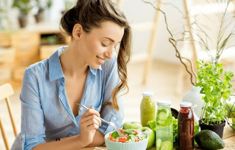 হাইড্রেটেড থাকুন প্রচুর পরিমাণে পানি পান করুন কারণ এটি আপনাকে সতর্ক থাকতে এবং শিফট চলাকালীন ক্লান্তি রোধ করতে সহায়তা করবে। এটি সঠিকভাবে অন্ত্রের ক্রিয়ায় সহায়তা করে এবং দেহের তাপমাত্রা নিয়ন্ত্রণ করে। শর্করাযুক্ত পানীয় এবং ক্যাফিনেটেড পানীয় পান করা এড়িয়ে চলুন কারণ এগুলো শরীরকে ডিহাইড্রেড করে এবং ক্লান্তি বাড়ায়।