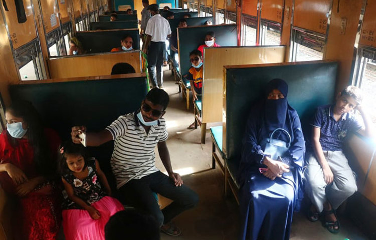 অনলাইন এবং স্টেশনের কাউন্টারে প্রতিটি ট্রেনের শতভাগ আসনের টিকিট মিলছে। গতকাল রেলপথ মন্ত্রণালয় শতভাগ টিকিট বিক্রির সিদ্ধান্ত নিয়েছিল। ছবি: মাহবুব আলম