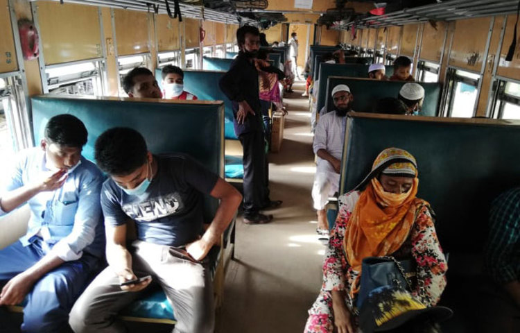 স্বাস্থ্যবিধি মেনে ট্রেনের শতভাগ টিকিট বিক্রি শুরু হয়েছে। পাশাপাশি প্রতিটি যাত্রীবাহী ট্রেনের এক আসন ফাঁকা রেখে যাত্রী বসার নিয়ম বদলে গেছে । ছবি: মাহবুব আলম