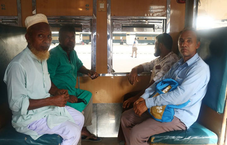 সব আসনে শতভাগ যাত্রী পরিবহন করছে প্রতিটি ট্রেন। পাশাপাশি সিটে বসছে যাত্রীরা। তবে আন্তনগর সকল ট্রেনে স্ট্যান্ডিং টিকিট বিক্রি বন্ধ আছে বলে জানিয়েছেন রেল কর্তৃপক্ষ। ছবি: মাহবুব আলম