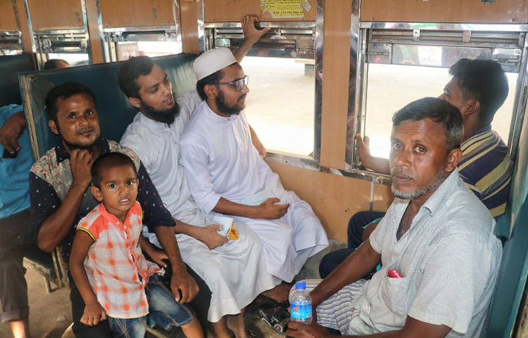 ট্রেনে শতভাগ যাত্রী নেওয়ার বিষয়ে কমলাপুর রেলস্টেশনের স্টেশন ম্যানেজার মোহাম্মদ মাসুদ সারোয়ার বলেন, করোনাভাইরাসের কারণে আগে ট্রেনে মোট আসন সংখ্যার অর্ধেক যাত্রী বহন করা হতো। কিন্তু আজ থেকে সকল ট্রেনে শতভাগ যাত্রী নিয়ে চলছে। তবে এ ক্ষেত্রে কঠোরভাবে স্বাস্থ্যবিধি মেনে চলার জন্য যাত্রীদের মধ্যে আমরা সচেতনতা বাড়ানোর চেষ্টা করে যাচ্ছি। ছবি: মাহবুব আলম