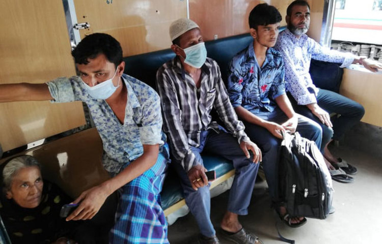 এদিকে, শতভাগ টিকিট দেয়ার ফলে অনলাইন ও স্টেশনের কাউন্টারে পর্যন্ত টিকিট পাওয়া যাচ্ছে। অনলাইন ও কাউন্টার থেকে যাত্রার ১০ দিন আগের অগ্রিম টিকিট কিনতে পারছেন যাত্রীরা। করোনার কারণে গত ২৫ মার্চ সন্ধ্যা থেকে অভ্যন্তরীণ রুটে যাত্রীবাহী ট্রেন চলাচল বন্ধ ছিলো। ছবি: মাহবুব আলম