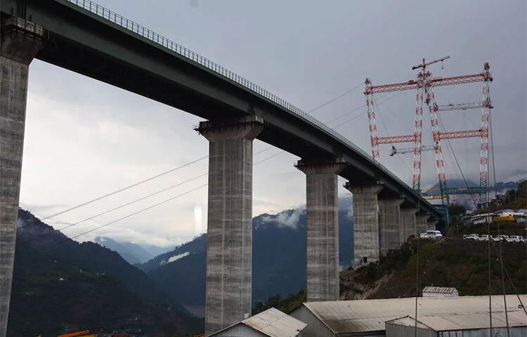 ভারতীয় রেলওয়ে চেনাব নদীর উপর বিশ্বের সর্বোচ্চ রেলওয়ে সেতু নির্মাণ করছে। এটি ১.৩ কিলোমিটার দীর্ঘ। জম্মু ও কাশ্মীরের রিয়াসি জেলায়ে তৈরি হয়েছে এই সেতু। ছবি: সংগৃহীত