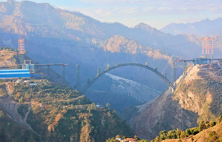 শ্রীনগর-বারামুল্লা রেল লিংক (ইউএসবিআরএল) প্রকল্পের অধীনে কাটরা এবং বানিহালের মধ্যে ১১১-কিলোমিটার প্রসারিত রেলপথের সংযোগকারী এই সেতু। ছবি: সংগৃহীত