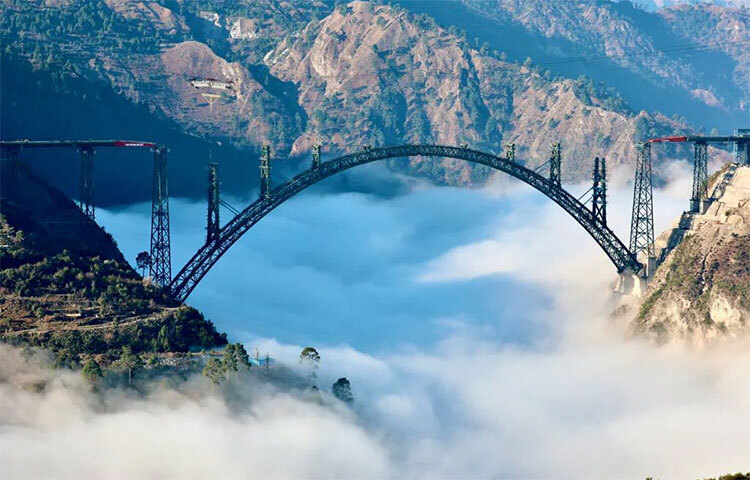কেন্দ্রীয় রেল মন্ত্রী অশ্বিনী বৈষ্ণব সোমবার বিশ্বের উচ্চতম রেল সেতুর ছবি শেয়ার করেছেন। একেবারে যেন মেঘের উপরে রয়েছে সেই সেতু। ছবি: সংগৃহীত
