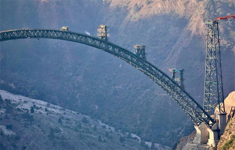 বিশ্বের উচ্চতম সেতু ৩৫৯ মিটার উচ্চতায় রয়েছে। ব্রিজটি প্যারিসের আইফেল টাওয়ার থেকে ৩০ মিটার উঁচু। ছবি: সংগৃহীত