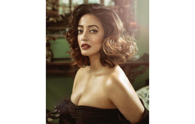 অনেক দিন পর এমন লুকে প্রকাশ্যে এলেন রাইমা।