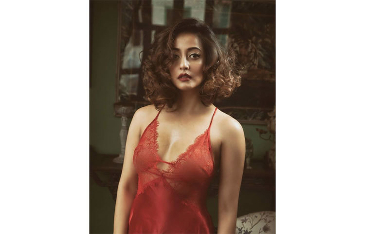 করোনার এই সময়ে ঘরে বসে নিজের পছন্দের কাজগুলো করছেন রাইমা।