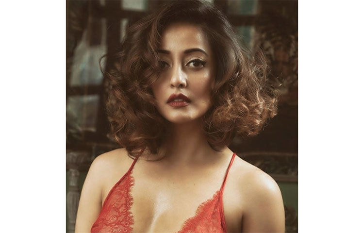 রাইমা যখন খোলা চুলে।