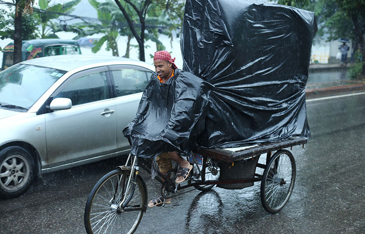 সুস্পষ্ট লঘুচাপে পরিণত ‘জাওয়াদ’, বৃষ্টি থাকতে পারে সারাদিন গভীর নিম্নচাপ, নিম্নচাপের পর ঘূর্ণিঝড় ‘জাওয়াদ’ আরও দুর্বল হয়ে সুস্পষ্ট লঘুচাপে রূপ নিয়েছে। তবে এর প্রভাবে রাজধানীতে একটানা বৃষ্টি হচ্ছে। ছবি: মাহবুব আলম