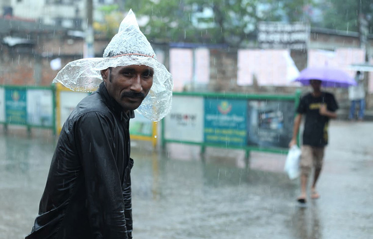 জীবনের প্রয়োজনে বৃষ্টিতে ভিজে ঠান্ডার মধ্যেও কাজে ছুটতে হচ্ছে তাদের। ছবি: মাহবুব আলম
