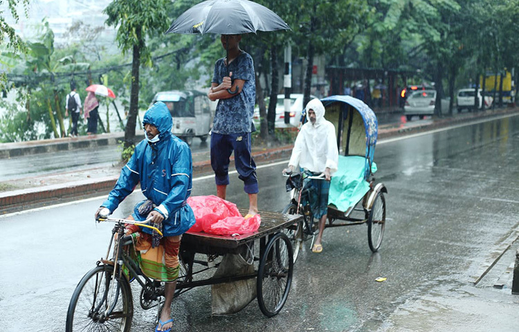 বৃষ্টির হাত থেকে রক্ষা পেতে কেউ রেইন কোর্ট কেউ বা ছাতা নিয়ে বের হয়েছেন। ছবি: মাহবুব আলম