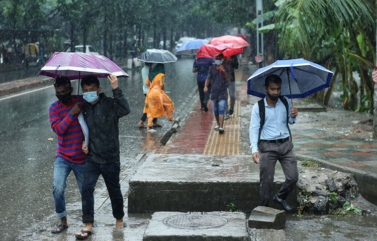 বৃষ্টির কারণে বিপাকে পড়েছেন সকালের অফিসমুখী মানুষ। ছবি: মাহবুব আলম