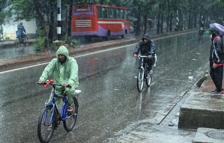 বৃষ্টির ফলে নগরীতে বেশ ঠান্ডা অনুভূত হচ্ছে। ছবি: মাহবুব আলম