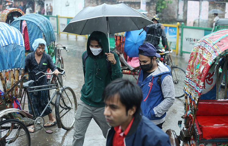 সকাল থেকে বৃষ্টি হওয়ায় যাত্রী অনেক কম। তাই কিছুটা হতাশ রিকশা চালকরা। ছবি: মাহবুব আলম