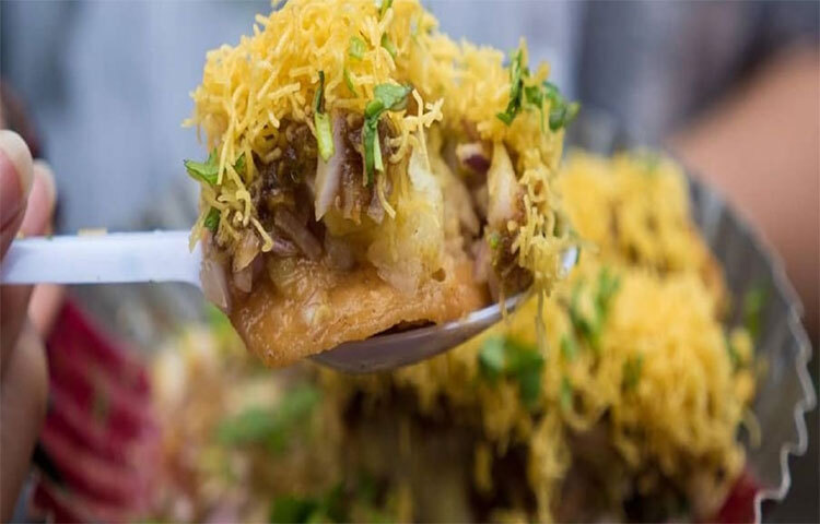 স্ট্রিট ফুডে একেবারেই না। বর্ষাকালে স্ট্রিটফুড খেলে খুব সমস্যা হয়। ছবি: সংগৃহীত