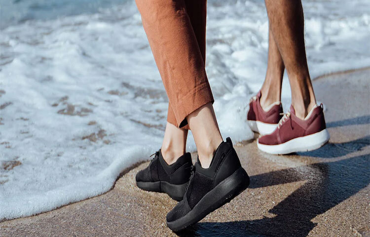 ঠিকঠাক জুতা পরতে হবে। বর্ষাকালে চামড়ার জুতো একেবারেই পরা যাবে না। ছবি: সংগৃহীত