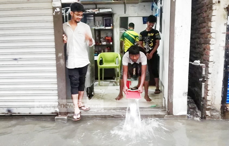 সকালের বৃষ্টিতে রাজধানীর অনেক এলাকার দোকানপাটে পানি ঢুকে গেছে। ছবি: মাহবুব আলম