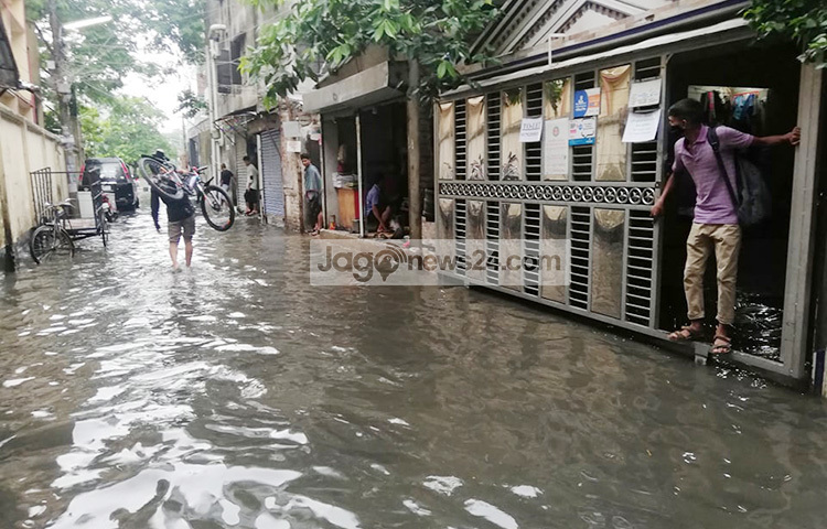 সাইকেল নিয়ে বের হয়ে ভোগান্তিতে পড়েছেন তিনি। ছবি: মাহবুব আলম