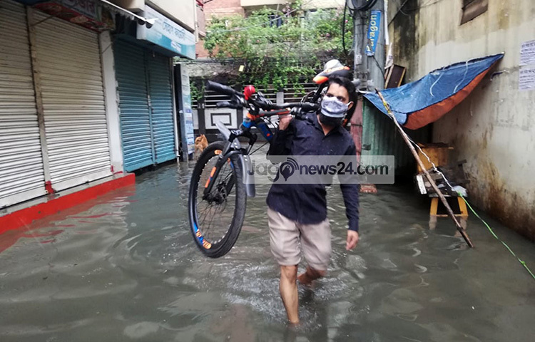 গলির রাস্তায় বৃষ্টির পানিতে থই থই করছে। রাজধানীর অনেক এলাকায় এমন দৃশ্য দেখা গেছে। ছবি: মাহবুব আলম