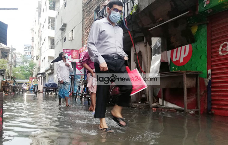 অফিসগামী অনেক মানুষ বৃষ্টিতে ভোগান্তিতে পড়েছেন। ছবি: মাহবুব আলম