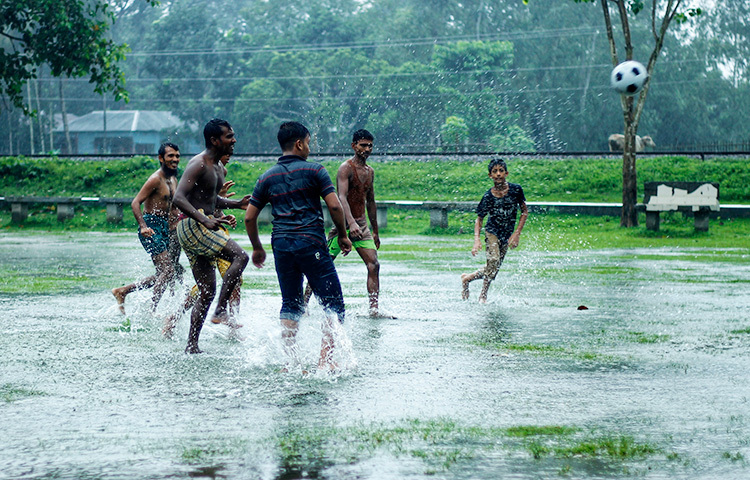 এমন বৃষ্টির দিনে মাঠে না নেমে কী থাকা যায়! ছবি: সাজেদুর আবেদীন শান্ত