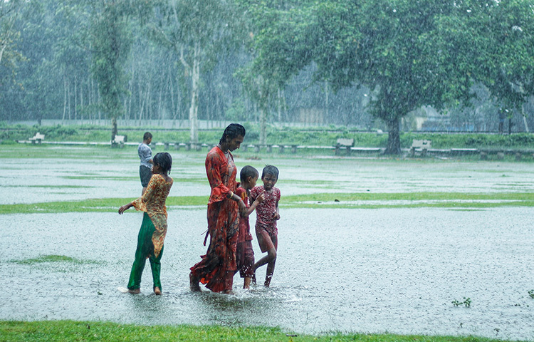 বড়দেরও চেয়েও ছোটরা বৃষ্টিতে বেশি আনন্দ পায়। ছবি: সাজেদুর আবেদীন শান্ত