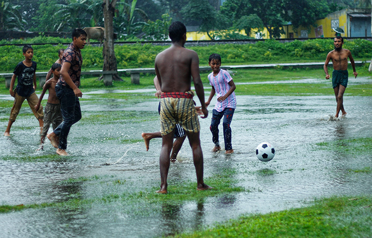 গ্রাম-গঞ্জে বৃষ্টি এলে ফুটবল ম্যাচ এ যেন চিরপরিচিত দৃশ্য। ছবি: সাজেদুর আবেদীন শান্ত