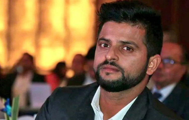 দুষ্কৃতীদের আক্রমণে প্রাণ হারান কাকা। গুরুতর জখম হন কাকিমা। ভাইবোনেরাও মারাত্মক আহত হন। পারিবারিক বিপর্যয়ের এই খবর পেয়ে দ্রুত আমিরশাহি থেকে সিএসকে শিবির ছেড়ে দেশে ফেরত আসেন রায়না।