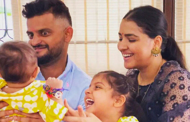 সে সময় চেন্নাই সুপার কিংস শিবিরে ১৩ জন করোনা আক্রান্ত ছিলেন। তার মধ্যে দীপক চাহার ও ঋতুরাজ গায়কোয়াড়ের মতো ক্রিকেটারও ছিলেন। শোনা গিয়েছিল, করোনা সংক্রমণের হার দেখে দুবাইয়ে থাকা আর ঠিক বলে মনে করেননি রায়না।