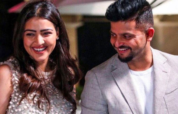 বেশ কিছু বছর পরে ২০০৮-এ দিল্লি বিমানবন্দরে আচমকাই দেখা দুই বাল্যবন্ধুর। সুরেশ যাচ্ছিলেন বেঙ্গালুরু, আইপিএল ম্যাচ খেলতে। ছুটি কাটিয়ে প্রিয়াঙ্কা ফিরছিলেন তার কাজের জায়গা নেদারল্যান্ডস। ৫ মিনিট স্থায়িত্ব ছিল সাক্ষাতের। পরে দু’জনেই জানিয়েছিলেন, তখনও তারা জানতেন না ভবিষ্যতে কী অপেক্ষা করে আছে তাদের জন্য।