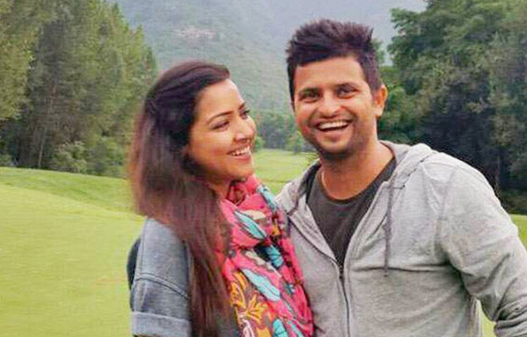 ৭ বছর পরে সুরেশ তখন বিশ্বকাপ খেলতে অস্ট্রেলিয়ায়। বাড়িতে বিয়ের কথা চলছিলই। অস্ট্রেলিয়ায় বসে মায়ের ফোনে সুরেশ জানতে পারেন ছোটবেলার বন্ধুর সঙ্গে তার বিয়ে ঠিক হয়ে গিয়েছে! কে সেই বান্ধবী? জানতে চাইলে সুরেশের মা ফোন দিয়ে দেন প্রিয়াঙ্কাকে। সেই শুরু।