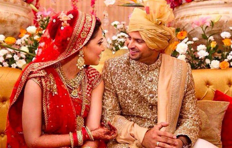 ২০১৫ সালের ১ এপ্রিল ঘরোয়া পারিবারিক অনুষ্ঠানে দু’জনের এনগেজমেন্ট হয়। রায়না পরিবারের বাড়িতে সেই অনুষ্ঠানে আমন্ত্রিত ছিলেন দুই পরিবারের লোকজন।