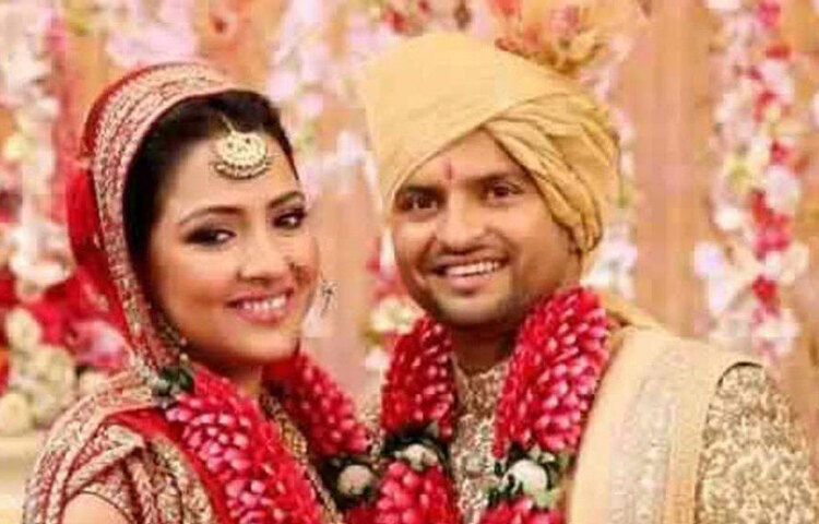 বিয়ের জন্য রায়না বেছে নিয়েছিলেন দিল্লির বিলাসবহুল হোটেল দ্য লীলা প্যালেস-কে। তার বিয়ে উপলক্ষে হোটেল কার্যত হয়ে উঠেছিল চাঁদের হাট। ক্রিকেট, অভিনয় এবং রাজনীতি জগতের বিখ্যাত ব্যক্তিত্বরা আমন্ত্রিত ছিলেন সেই অনুষ্ঠানে।