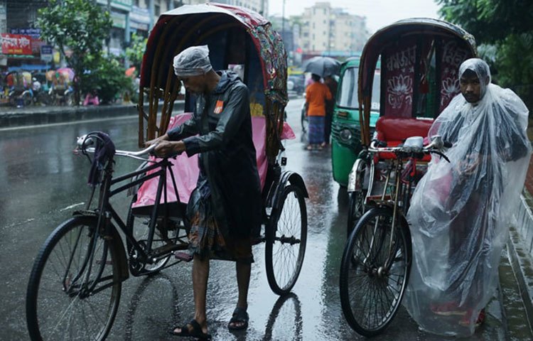 বৃষ্টির কারণে যাত্রী সঙ্কটে পড়েছেন রিকশা চালকরা। ছবি: মাহবুব আলম