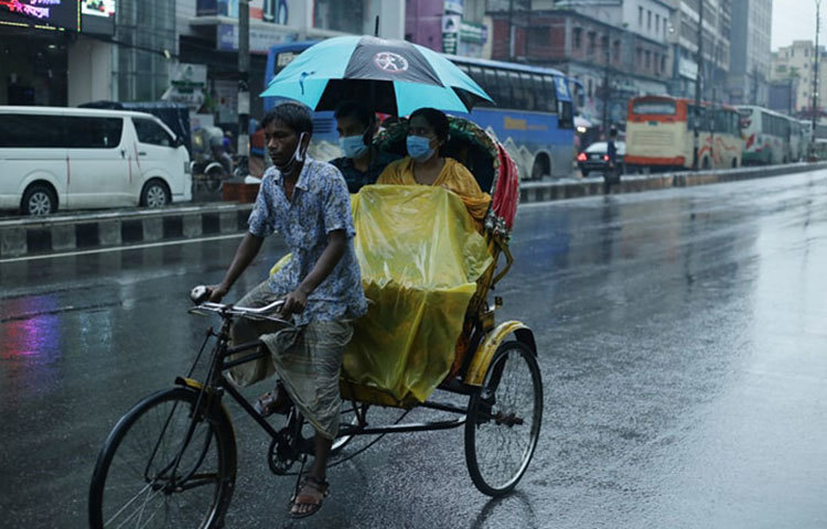 জীবন ও জীবিকার সন্ধানে ছুটছেন তারা। ছবি: মাহবুব আলম