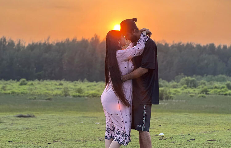 শেষ বিকেলের আলোয় ভালোবাসার বন্ধনে পরী-রাজ। ছবি: ফেসবুক